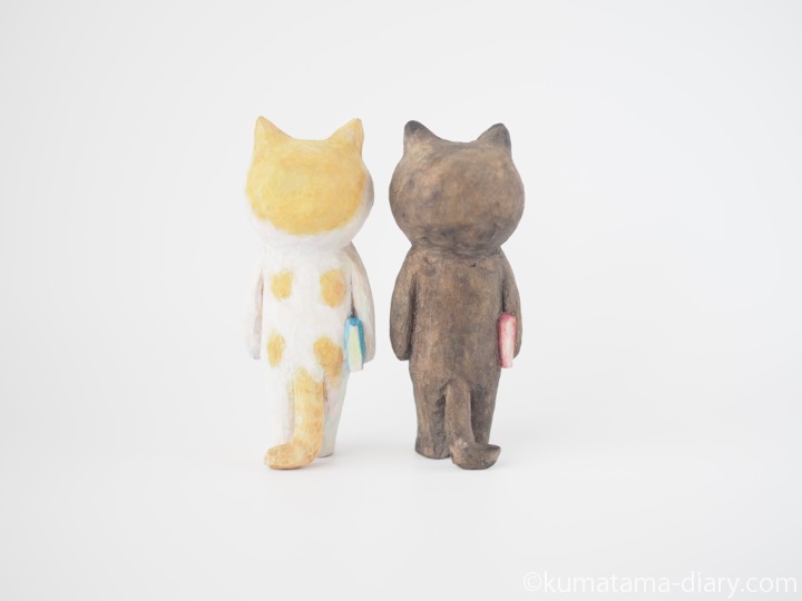 本を持つ木彫り猫たち