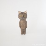 二本足で立つ黒猫さんを木彫りで作りました