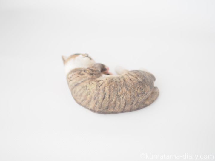 ごろんとなる猫さん木彫り