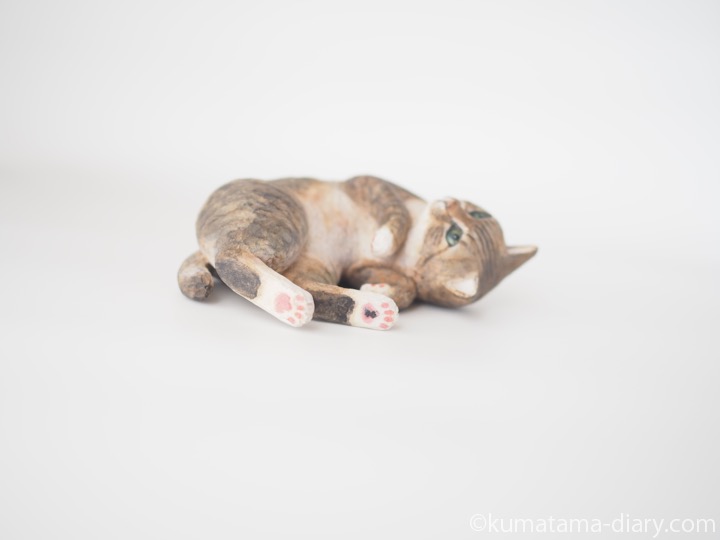 ごろんとなる猫さん木彫り