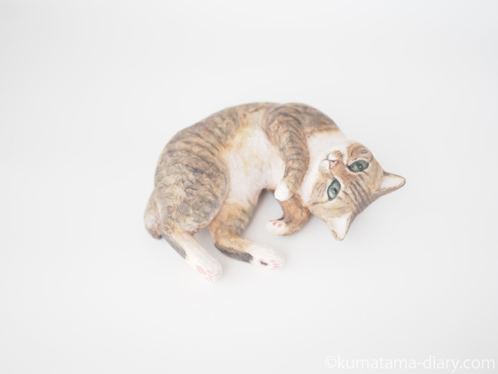 ごろんとなる猫さん木彫り