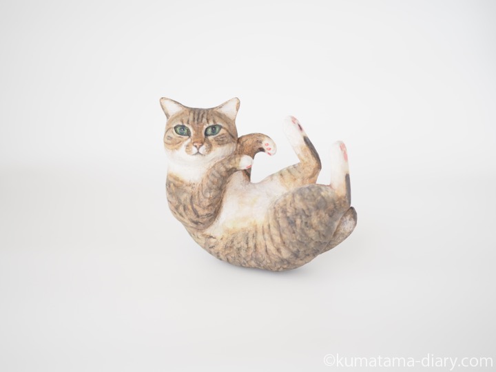 ごろんとなる猫さん木彫り