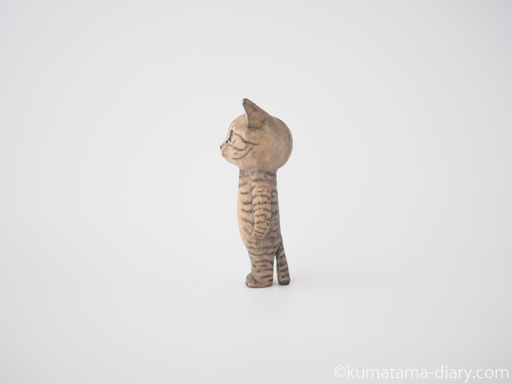 キジトラ猫さん木彫り猫後ろ左