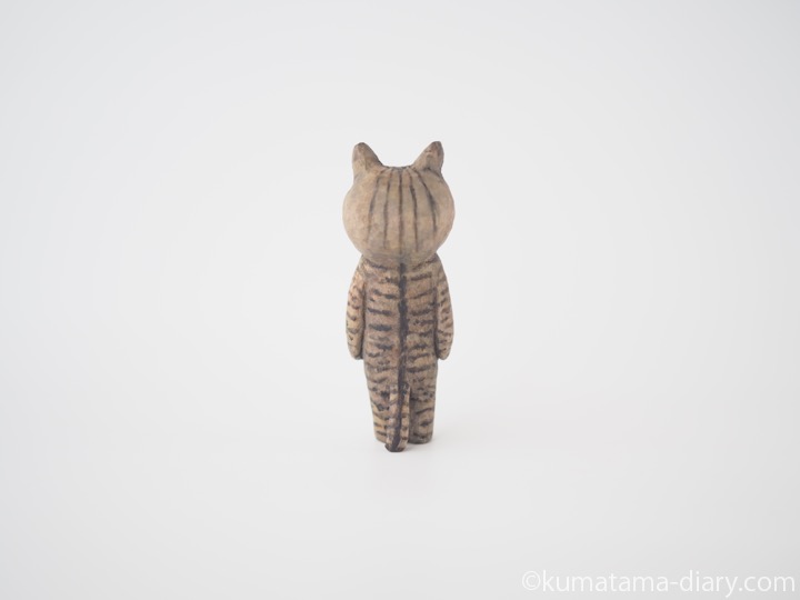 キジトラ猫さん木彫り猫後ろ