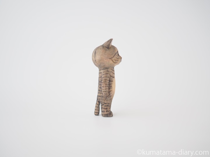 キジトラ猫さん木彫り猫後ろ右