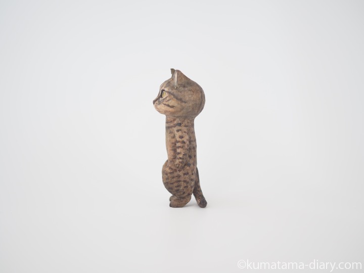 足長マンチカンさん木彫り猫左