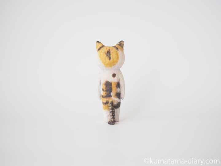 三毛猫さん木彫り猫後ろ