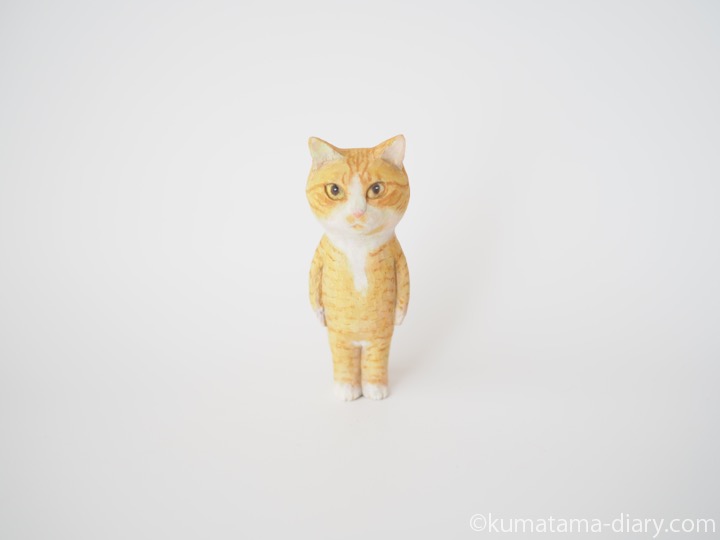 茶トラ白猫さん木彫り猫