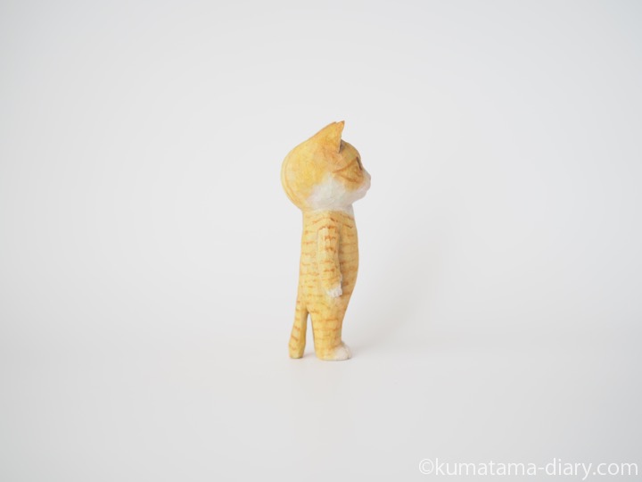 茶トラ白猫さん木彫り猫右