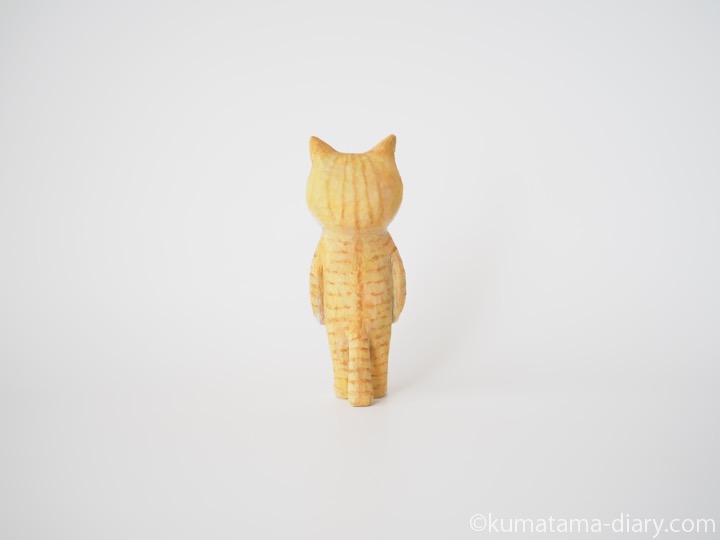 茶トラ白猫さん木彫り猫後ろ