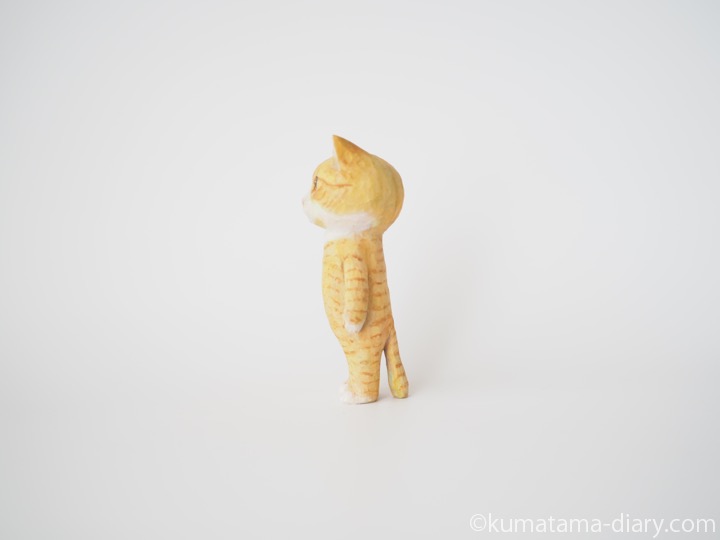 茶トラ白猫さん木彫り猫左
