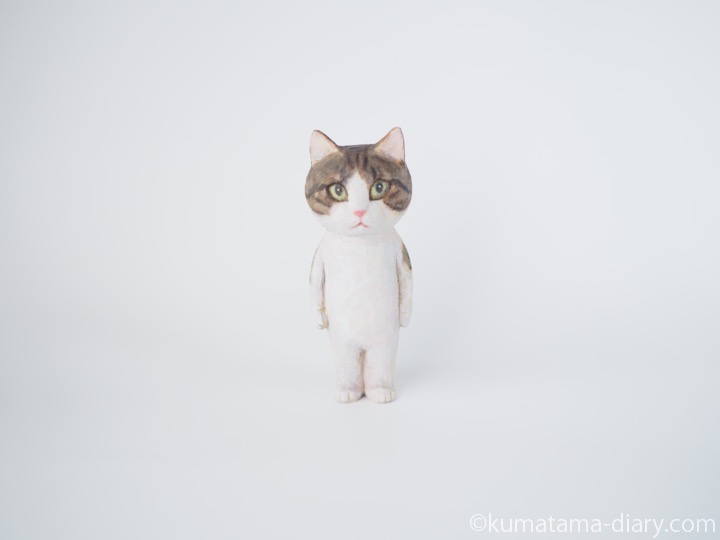 キジトラ白猫さん木彫り猫