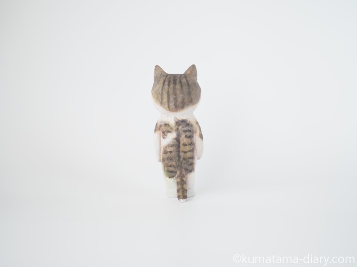 キジトラ白猫さん木彫り猫後ろ