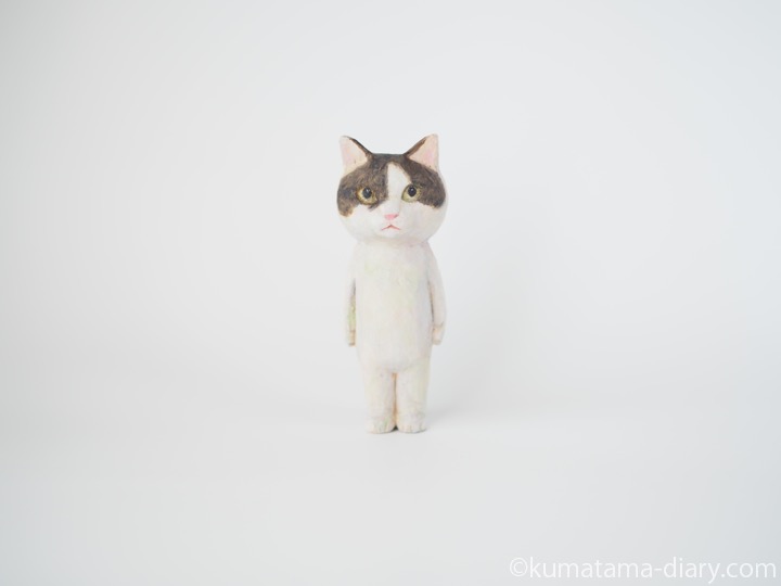 白黒猫さん木彫り猫