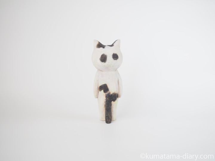 白黒猫さん木彫り猫後ろ