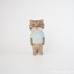Tシャツを着たマヌルネコさんを木彫りで作りました