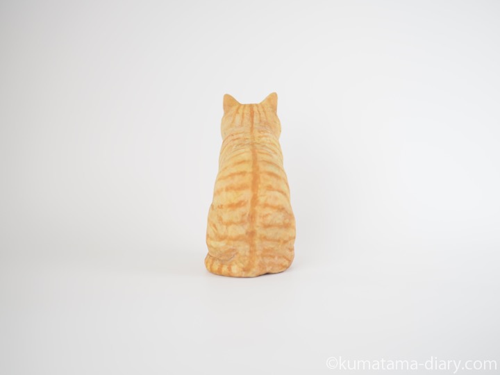 茶トラ猫さん木彫り猫後ろ