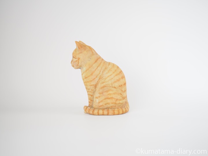 茶トラ猫さん木彫り猫左