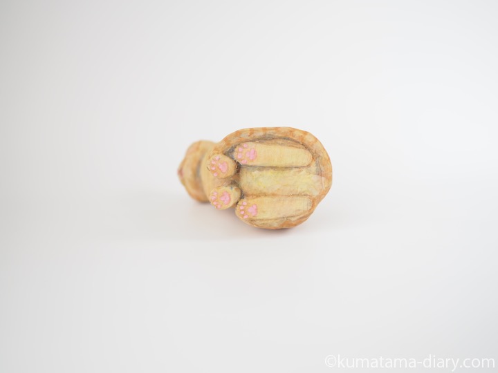 茶トラ猫さん木彫り猫裏側