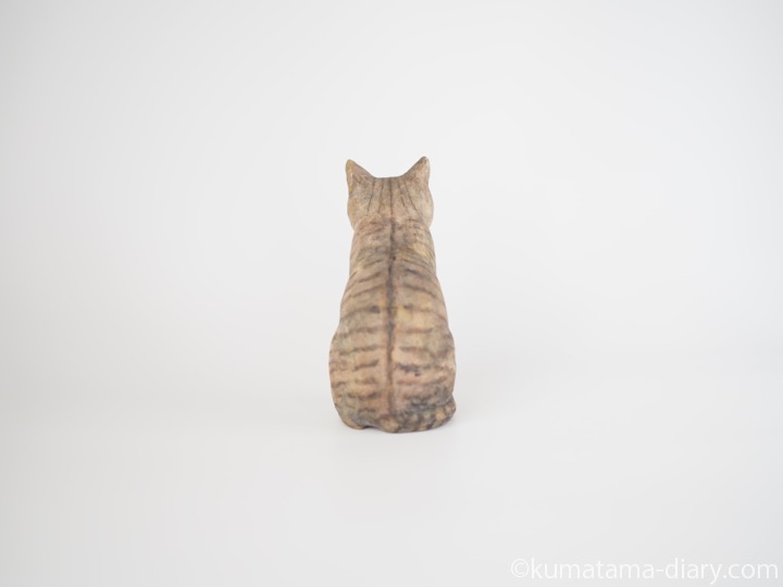 キジトラ猫さん木彫り猫後ろ