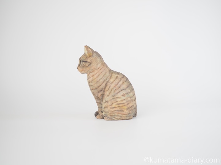 キジトラ猫さん木彫り猫左