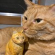 茶トラ猫さんと木彫り