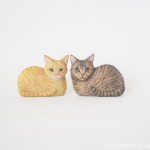 キジトラ猫さんと茶トラ猫さんのブローチを木彫りで作りました