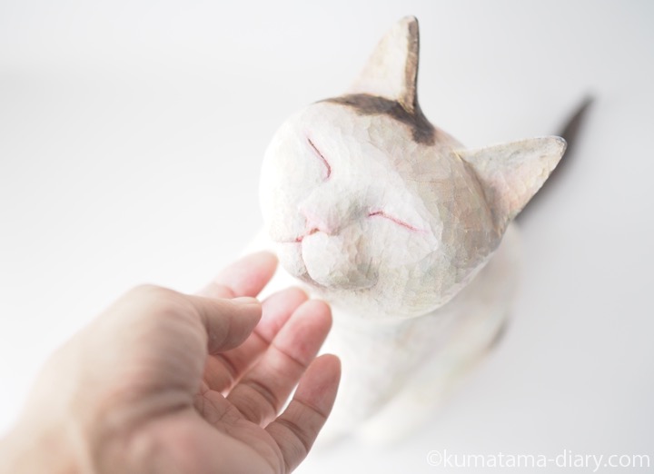 白黒猫さん木彫り猫