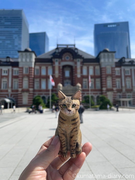東京駅と木彫り猫