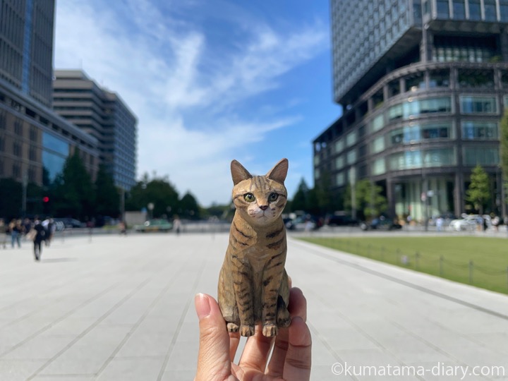 東京駅と木彫り猫