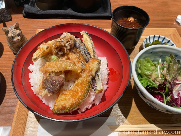 天丼と木彫り猫
