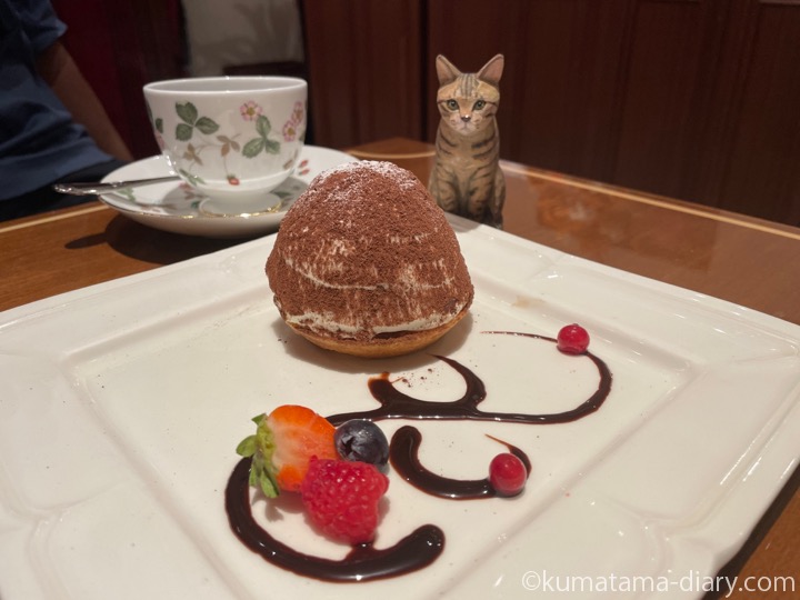 ティラミスと木彫り猫