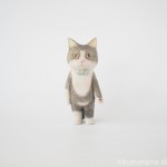 手をつなぐブリティッシュショートヘアさんを木彫りで作りました