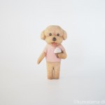 手をつなぐトイプードルさんを木彫りで作りました