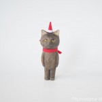クリスマス仕様の木彫り猫