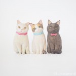 首輪をつけた猫さんたちを木彫りで作りました