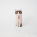 首輪をつけた猫さんを木彫りで作りました