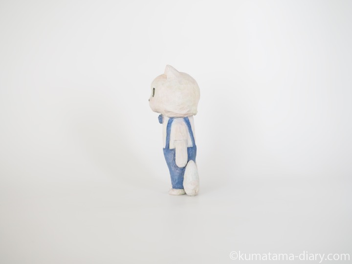 蝶ネクタイチンチラさん木彫り猫左