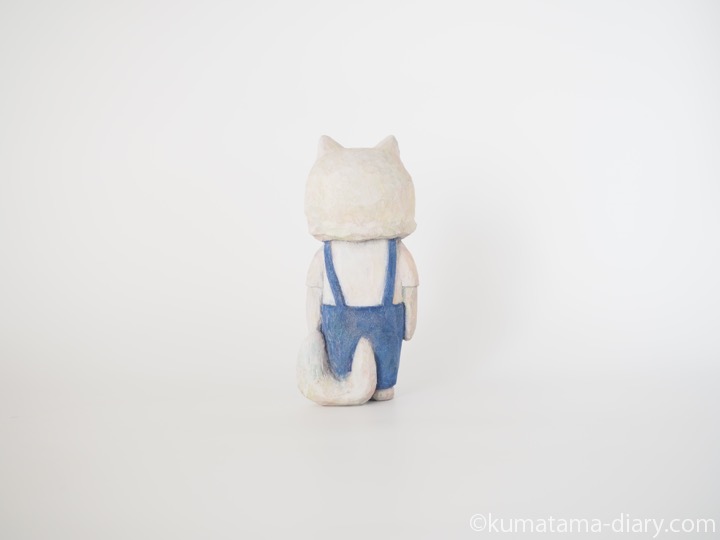 蝶ネクタイチンチラさん木彫り猫後ろ