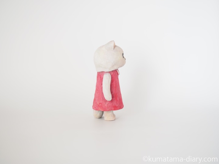 ワンピースチンチラさん木彫り猫右