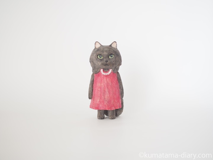 赤いワンピース黒猫さん木彫り