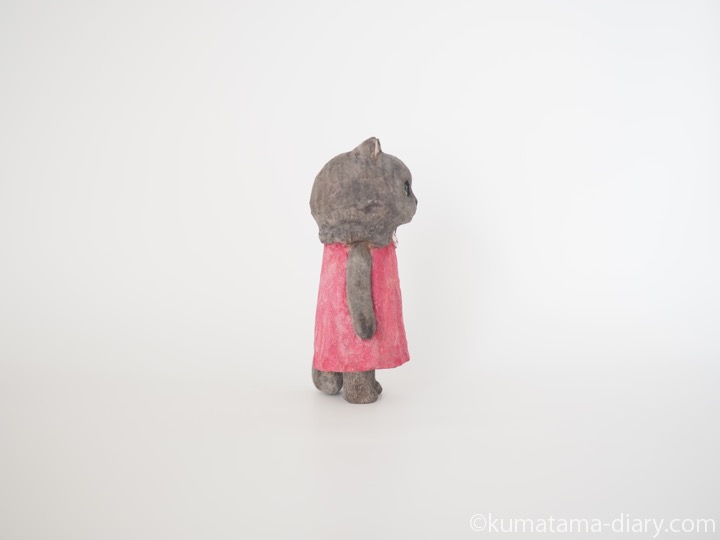 赤いワンピース黒猫さん木彫り