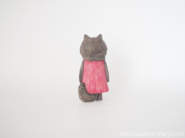 赤いワンピース黒猫さん木彫り