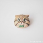 マヌルネコさんのブローチを木彫りで作りました