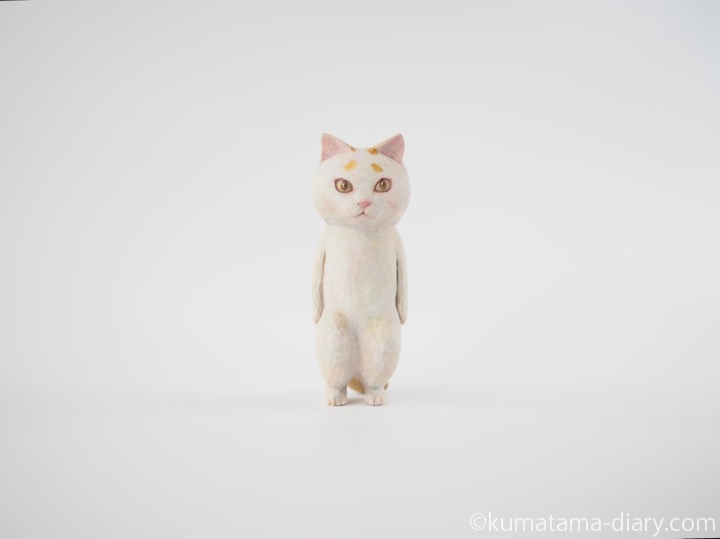 茶トラ白猫さん木彫り猫