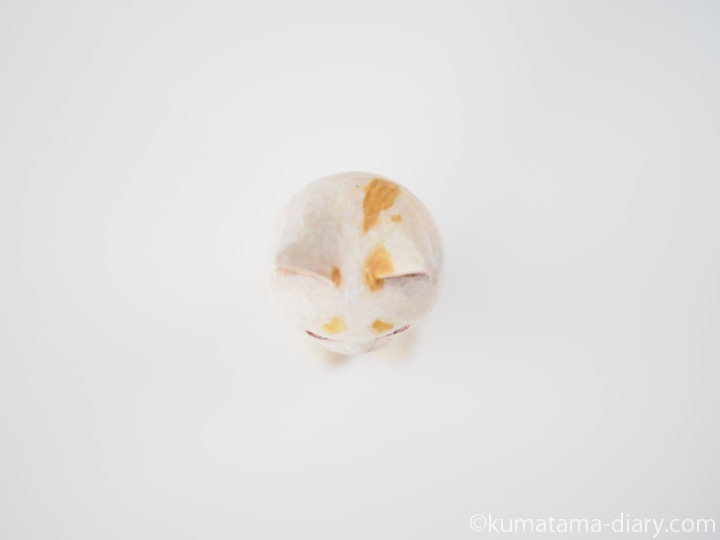 茶トラ白猫さん木彫り猫