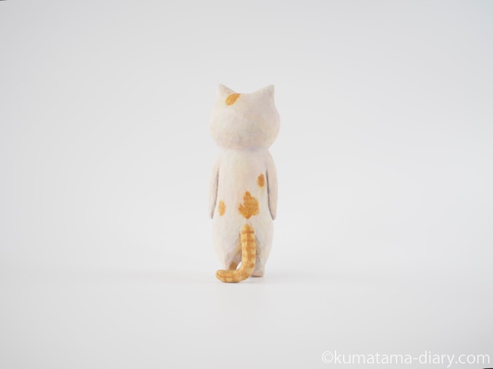 茶トラ白猫さん木彫り猫