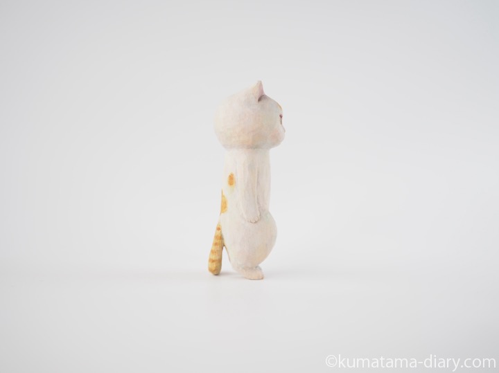 茶トラ白猫さん木彫り猫