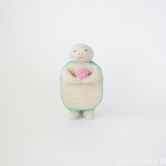 ウニを持つ亀さんを木彫りで作りました