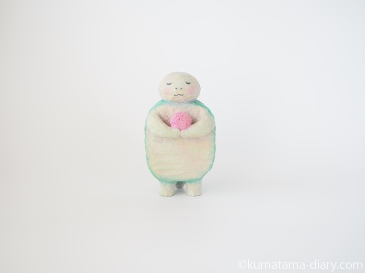 ウニを持つ亀さん木彫り